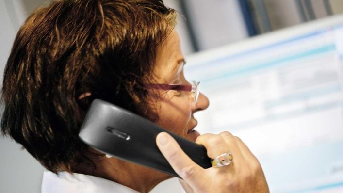 Empfangsdame vereinbart einen Termin etc. am Telefon.