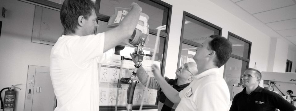 Techniker bearbeiten eine Beinprothese