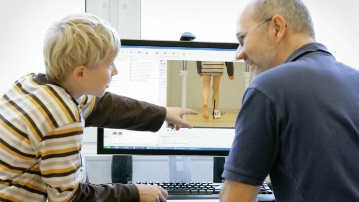 Junge mit Orthopädiemechaniker