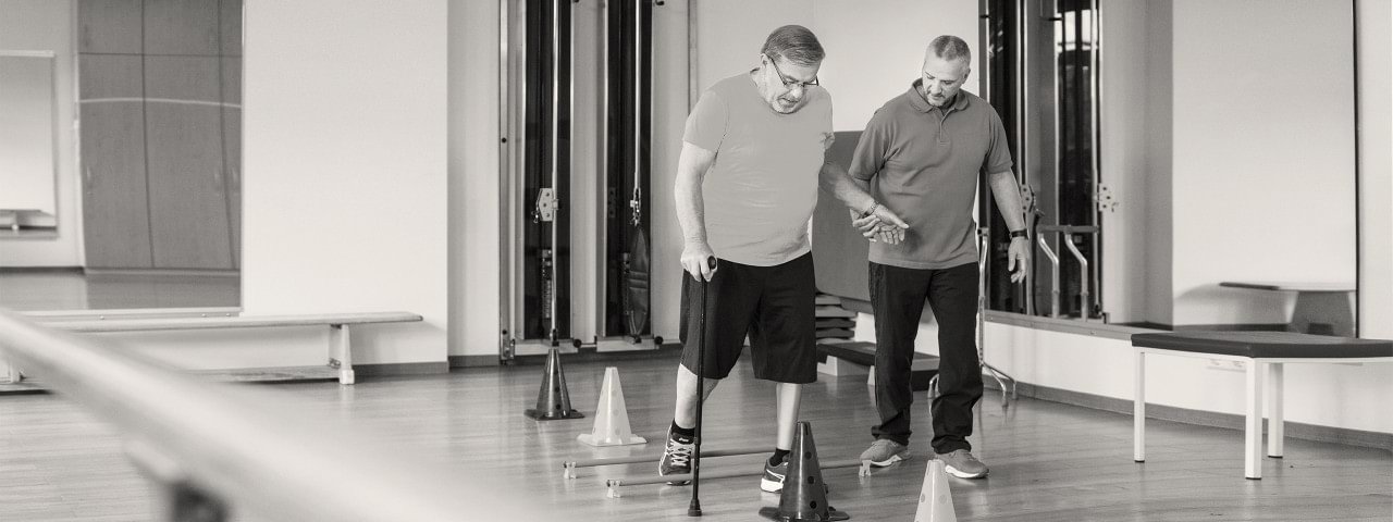 Patient mit Kenevo Kniegelenk ist bei der Therapie