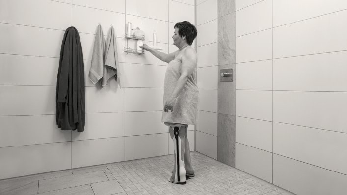 Hannelore in der Umkleide bevor sie ins Hallenbad geht