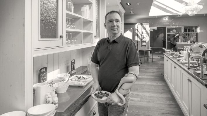 Stefan holt sich etwas zu essen