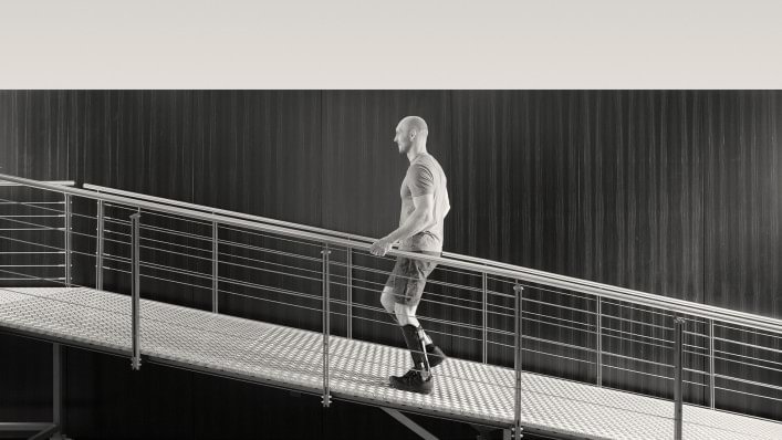 Bostjen geht eine Schräge hoch.