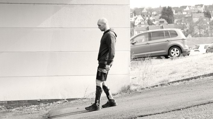 Bostjan geht zu seiner Werkstatt