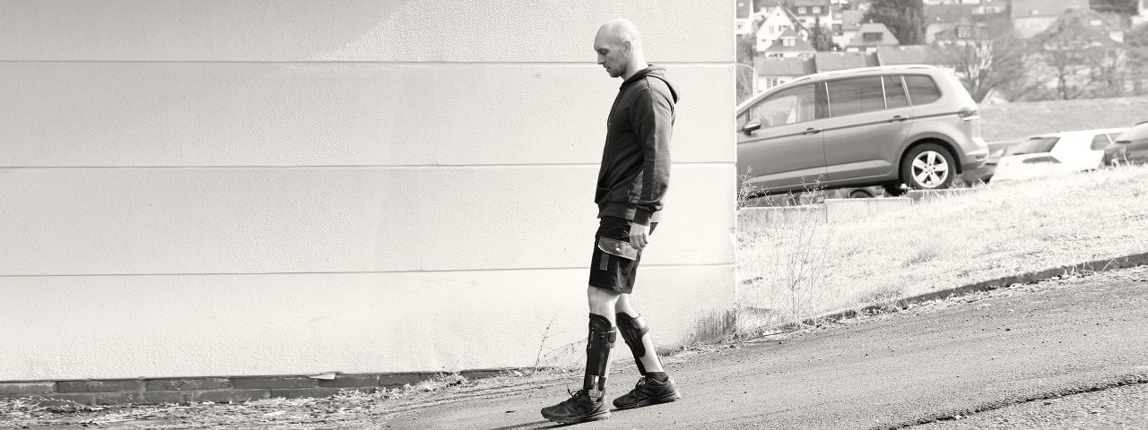 Bostjan mit seinen beiden Orthesen geht in die Werkstatt.