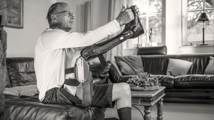 Wolfgang zieht sich das C Brace an