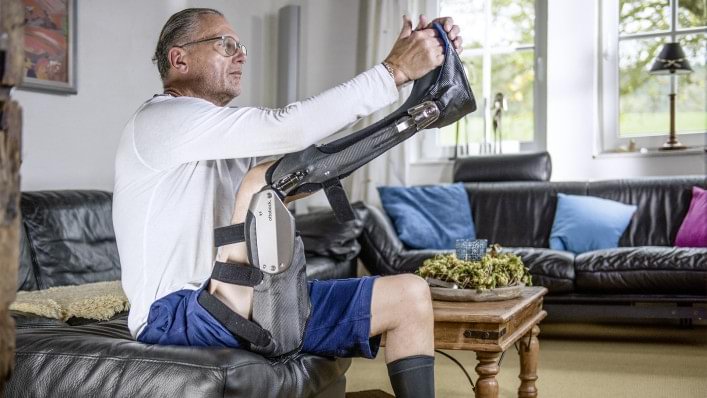 Wolfgang übt Yoga aus.