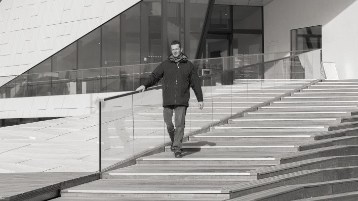 Frank mit seinem Helix X3 geht öffentliche Treppen herunter.