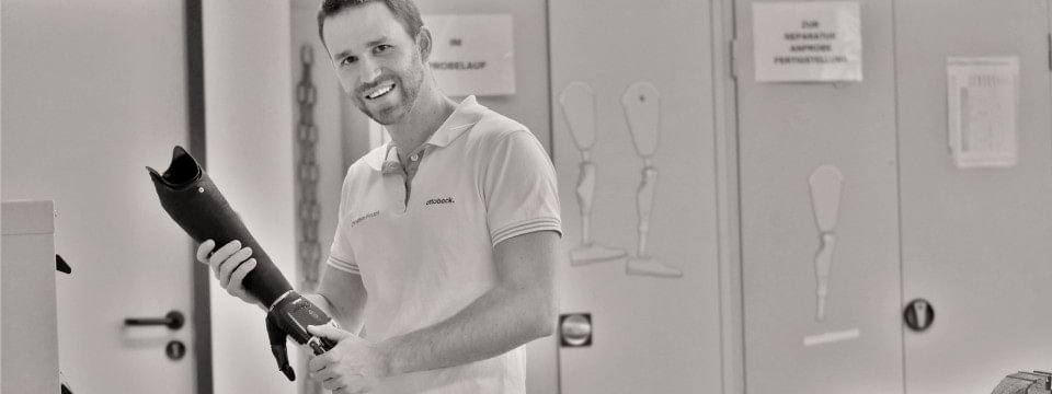 Der Techniker arbeitet an einer Armprothese bbeonic.