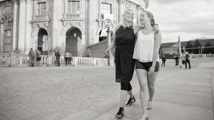 Katja geht mit ihrer Tochter spazieren