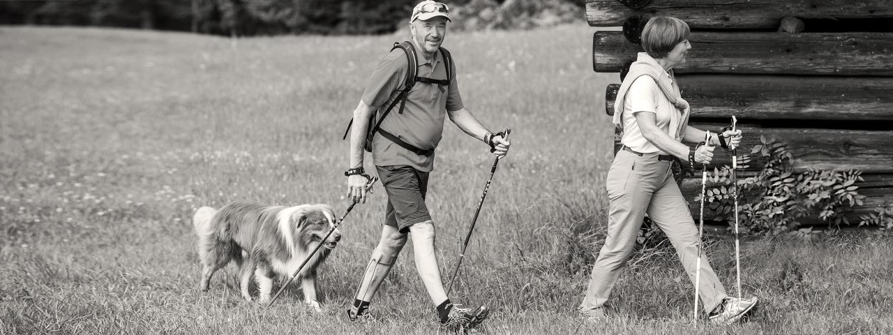 Christian Neureuther geht mit Rosi Mittermaier und Hund wandern