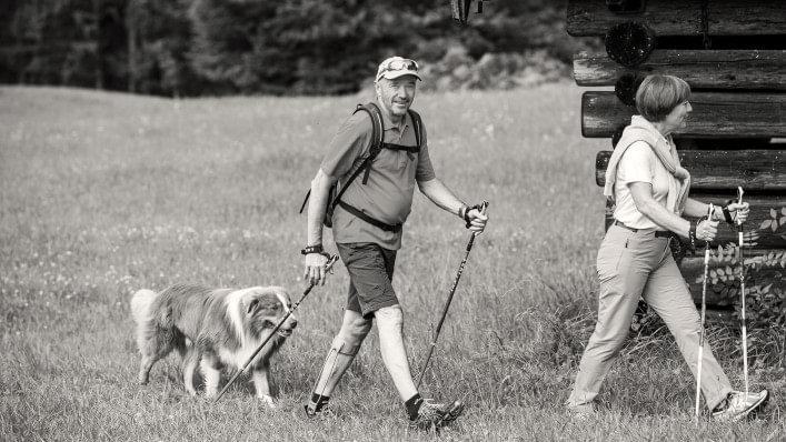 Neureuther geht mit Frau und Hund wandern